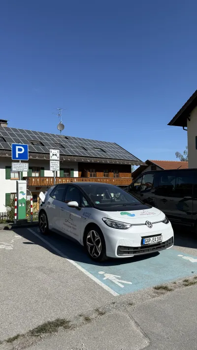 Auto vor dem Stadtrat.