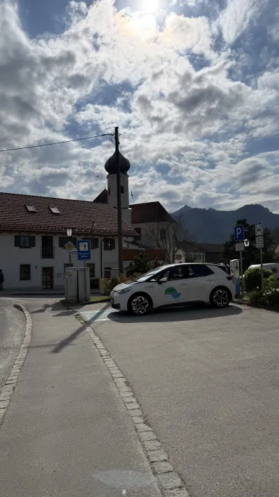Auto mit Bergen im Hintergrund